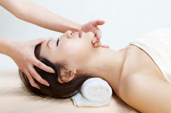 woman gettting neck massage